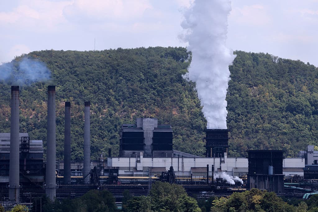 Una explosión ocurrió este lunes, 11 de agosto, en 
<b>Clairton Coke Works</b>, planta de acero en Pensilvania, a 15 millas de 
<b>Pittsburgh</b>.