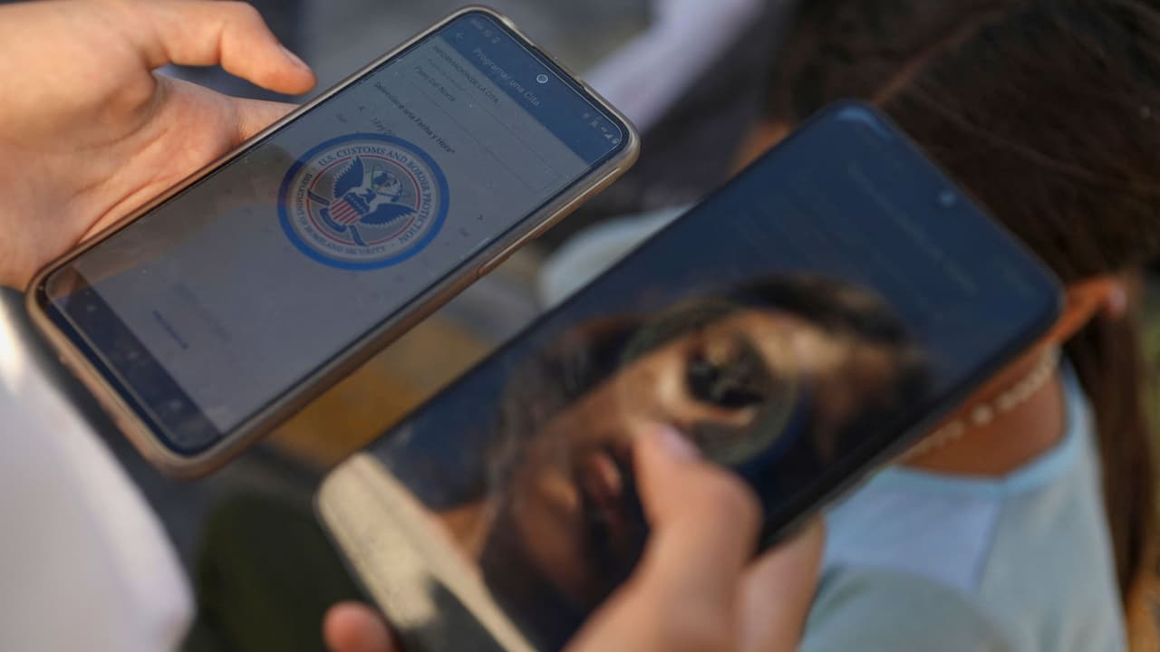 El gobierno de Estados Unidos podría implementar una medida que busca obligar a quienes solicitan residencia, ciudadanía o refugio a proporcionar redes sociales para revisión. De acuerdo con el abogado Haim Vásquez, las redes sociales no son privadas y por eso una persona no puede negarse a mostrarlas ni demandar alegando su derecho a la intimidad. 
<b>Los contenidos expresados en esta pieza no son consejo legal. Por favor, consulte con un abogado para su caso particular.</b>