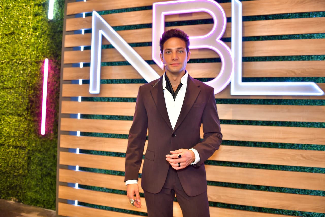 Gabriel Coronel llegó a la segunda gala con un traje café y una camisa blanca, pero optó por no utilizar corbata para verse un poco más fresco.