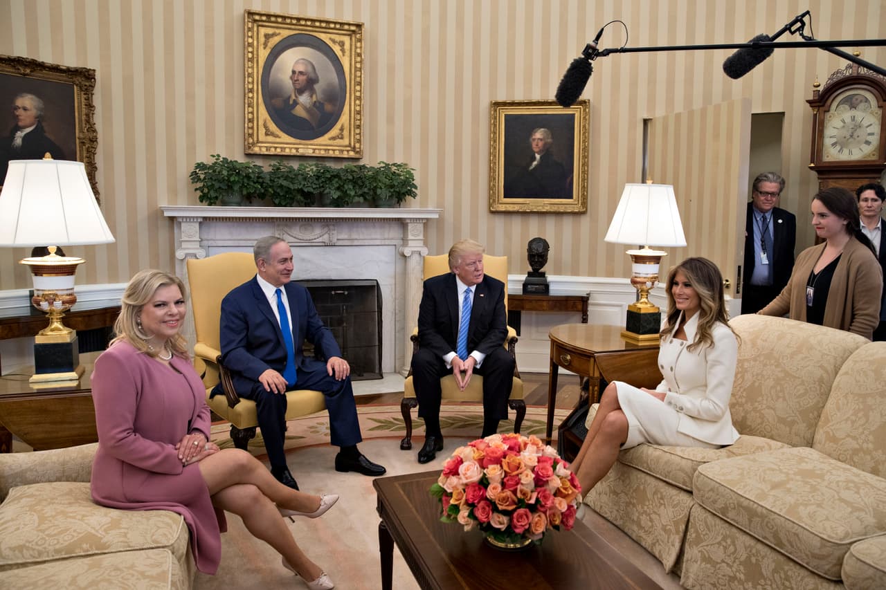 Como es fácil constatar observando otras fotos de visitas oficiales, -como la que hizo recientemente el primer ministro israelí Benjamin Netanyahu y su esposa Sara a la Casa Blanca-, cuando los jefes de estado toman asiento, sus esposas suelen sentarse en los sofás aledaños para acompañar la reunión y para hacer el retrato oficial.