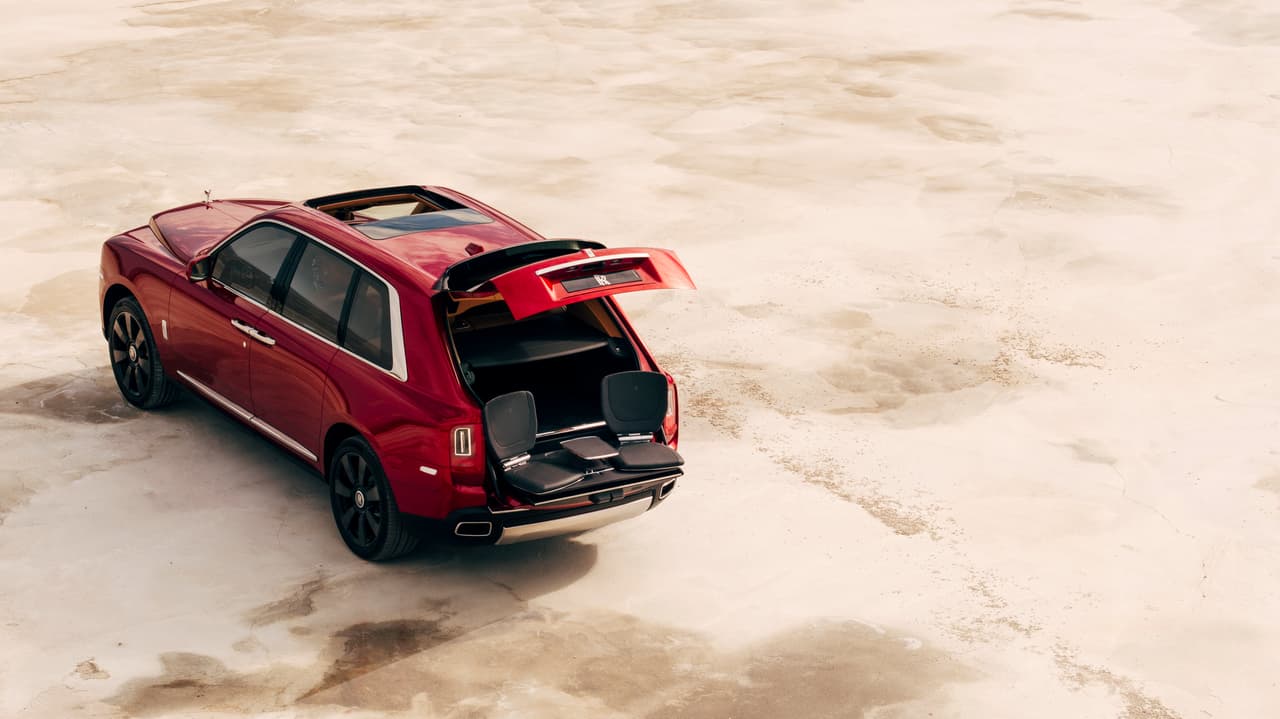 Como toda SUV que se respete, y no todas lo hacen, el área de carga de la nueva Rolls-Royce Cullinan es sorprendentemente versátil. Su portón, al que Rolls-Royce se refiere como 'El Broche' se divide longitudinalmente. La porción inferior abre hacia abajo creando un espacio ideal para un 
<i>tailgating</i> de primera clase, mucho más pensado para un club de yates que para el estacionamiento del estadio de fútbol. Como si esto no fuese suficiente, la Cullinan ofrece 
<b>dos sillines plegables super lujosos</b> que salen del suelo del área de carga. Todas estas aperturas, cierres, despliegues y repliegues ocurren obviamente de manera automática.