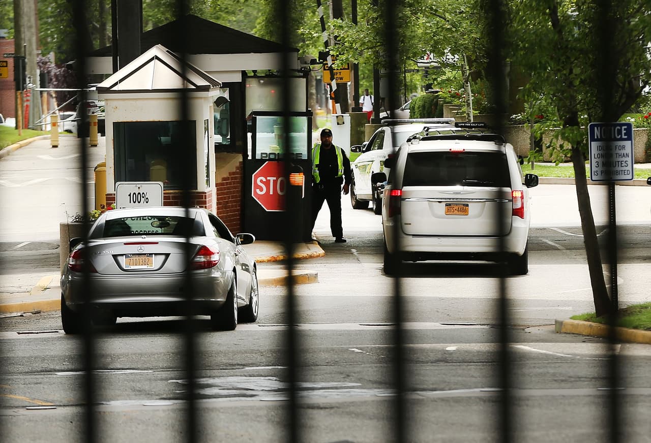<b>Bases militares</b>
<br>“Esta pareja de esposos mexicanos que fueron entregados a la patrulla fronteriza al igual que le ocurrió hace unas semanas al joven que fue a entregar unas pizzas a una base militar ingresaron, quizás sin ser concientes, a uno de los lugares prohibidos para aquellos que están en situación irregular en el país”, explica Hernández. 
<br>