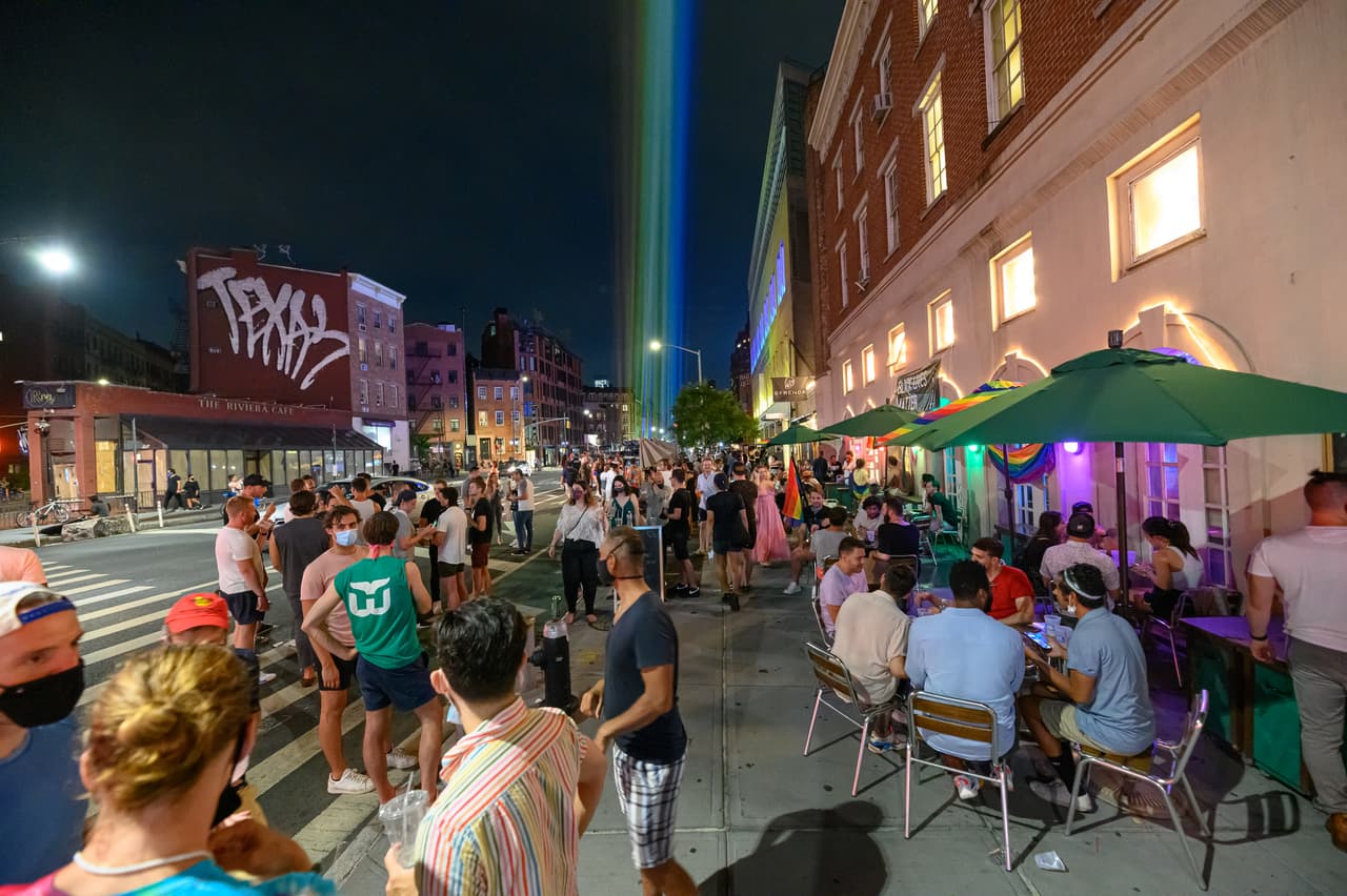 <b>Nueva York.</b> Una multitud en una calle de Manhattan cuando el estado pasó a la fase 2 de reaperturas, el 27 de junio. 
<br>
<br>Aunque Nueva York estabilizó la cantidad de casos, el 16 de julio se anunciaron nuevas reglas para restaurantes y bares. Exigen que el alcohol solo se sirva a los clientes que ordenan alimentos y que el servicio en los bares "debe ser solo para clientes sentados que están socialmente distanciados”.