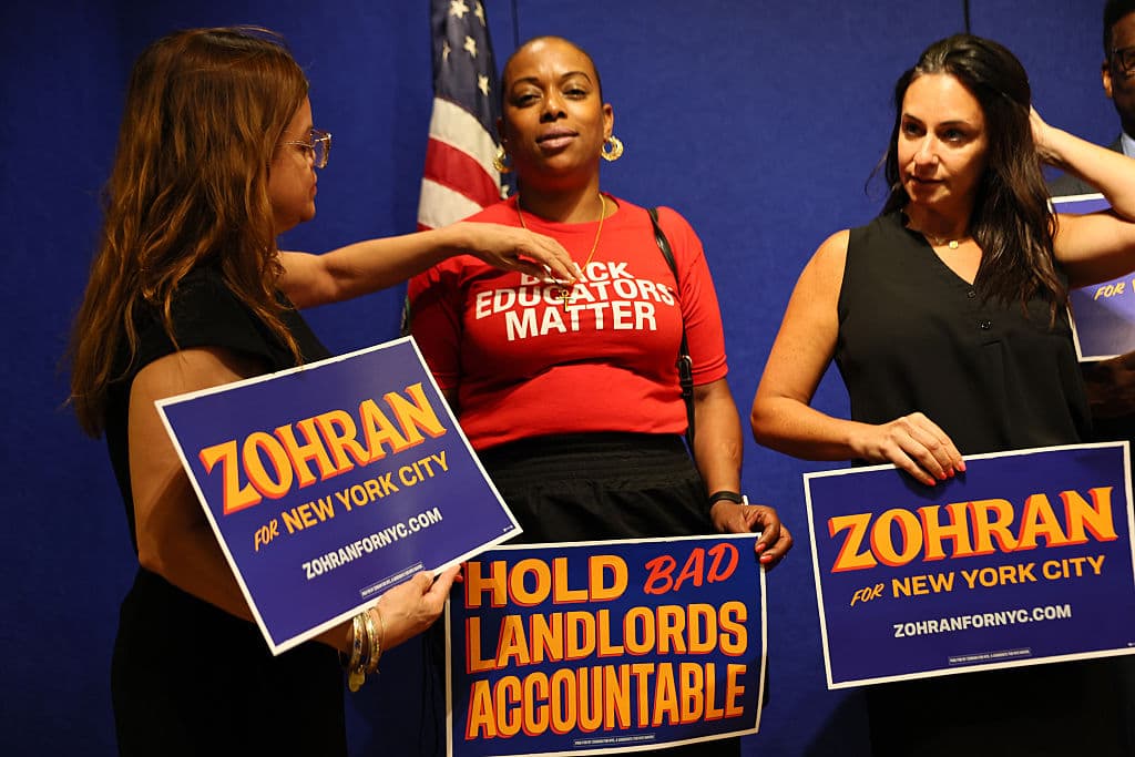 Mamdani ha criticado las políticas educativas del alcalde Adams, particularmente el manejo de la reducción del tamaño de las clases y el control mayoral de las escuelas. "Hay demasiado de lo que he estado orgulloso en Albany", dijo Mamdani el miércoles. "Aprobamos la reducción del tamaño de las clases. Pero hemos visto debilidad cuando se trata de la ciudad de Nueva York".