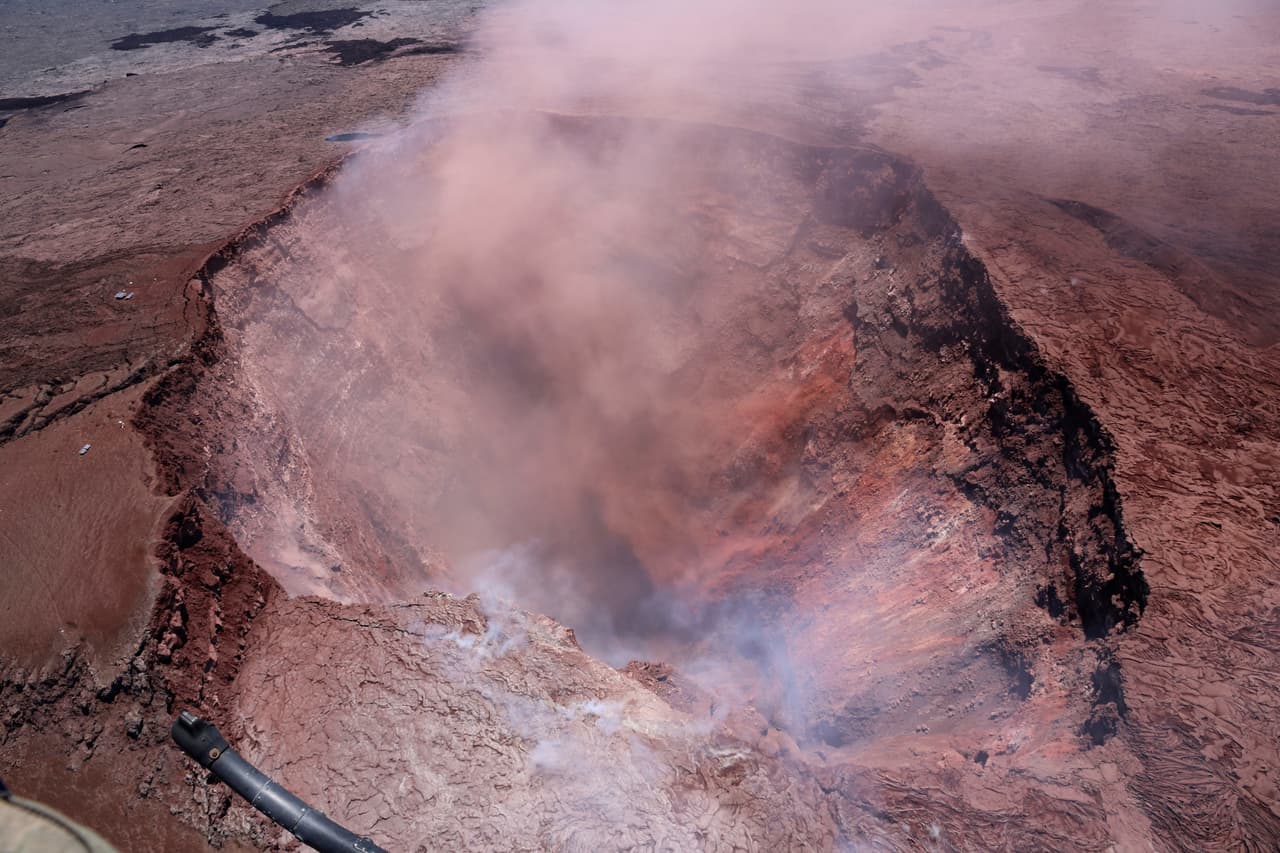 Según informó el servicio geológico de EEUU, el Kilauea, uno de los cinco volcanes de la isla, entró en erupción después de una serie de terremotos.