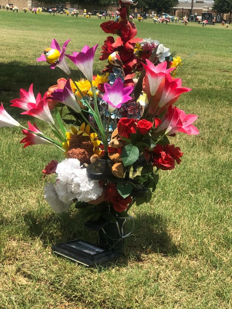 También puede contactar a la señora Flor al número 214-356-5460.