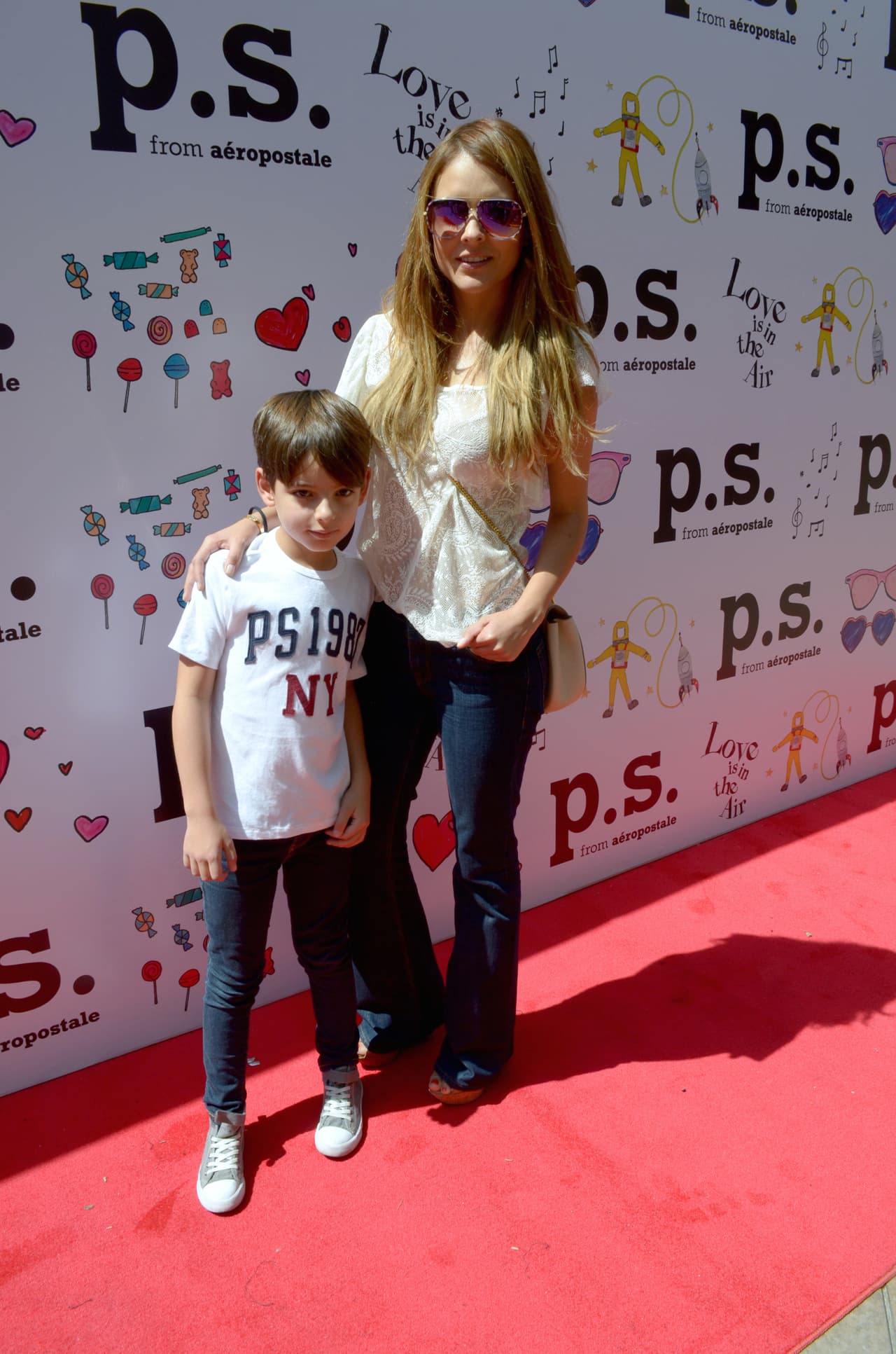 A sus 8 años de edad 
<b>Santino</b> se ha vuelvo uno de los hijos más famosos de las celebridades mexicanas, esto gracias a 
<b><a href="http://www.univision.com/temas/grettell-valdez">Grettell Valdez</a></b> que aprovecha cada momento para compartir una foto con él en redes sociales.