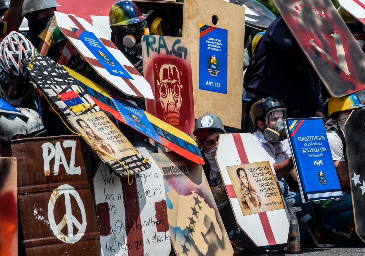 Más temprano, diputados opositores denunciaron que un grupo de hombres armados no identificados intentó dispersar una concentración cerca del Palacio de Gobierno disparando al aire, en un hecho que fue televisado. Los escudos decorados se han convertido en uno de los símbolos de la protesta.
<br>