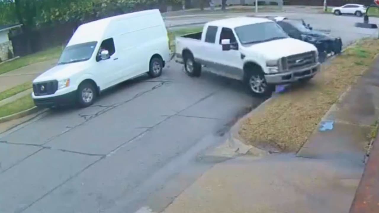 El video del accidente fue compartido por
<b><a href="https://www.farmersbranchtx.gov/376/Police-Department" target="_blank">el Departamento de Policía de Farmers Branch</a></b> como
<b>un llamado de atención sobre los peligros de manejar en calles mojadas y sin experiencia. </b>"Una mala decisión puede tener consecuencias graves
<i>”,</i> advirtió la policía en sus redes sociales.