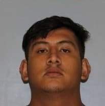 Antony Macías, de 18 años, acusado de manipular evidencia, obstaculizar la detención de un delincuente y recibir propiedad robada.