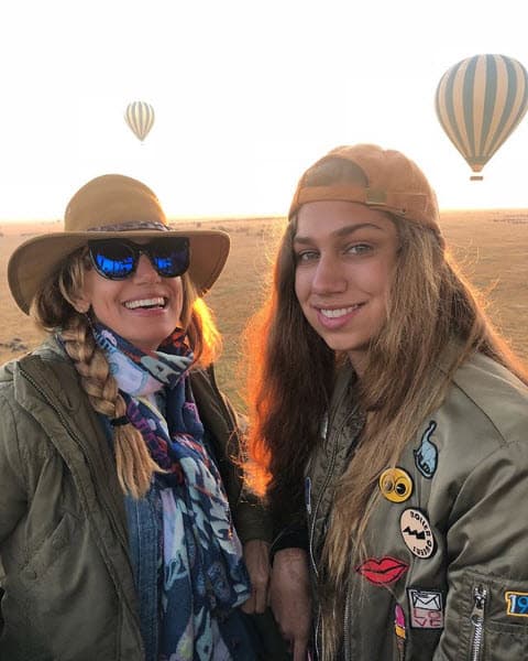 Pero estas vacaciones fueron muy especiales para la familia Estefan, pues el pasado 2 de agosto Lina cumplió 16 años y Lili le tenía preparada una sorpresa.