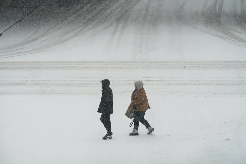 El lunes se emitió un aviso de clima invernal para el noroeste de Indiana, donde el servicio meteorológico pronosticó de 3 a 5 pulgadas de nieve para cuando la tormenta abandone la zona el martes. Se esperaba una mezcla de llovizna helada en las zonas del sur de la región.