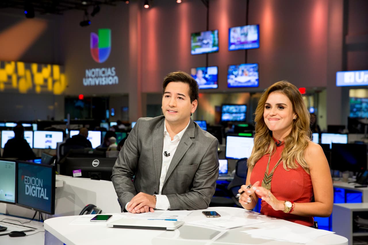 Cualquier persona, bien sea por la Cadena Univisión, Facebook Live, YouTube Live, univisionnoticias.com o Periscope, podrá ver el noticiero Digital cada mediodía.