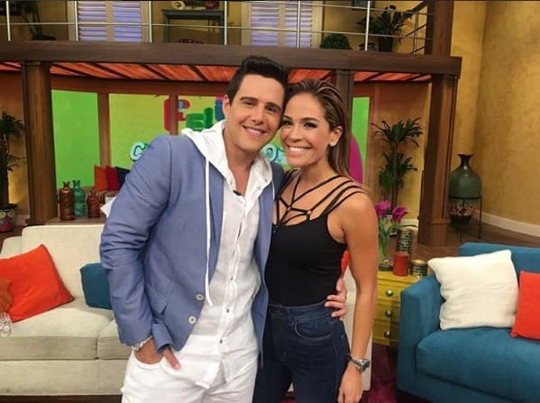 ¡Muy fashionistas! No les encanta el look de viernes de Alejandro y Karlita.