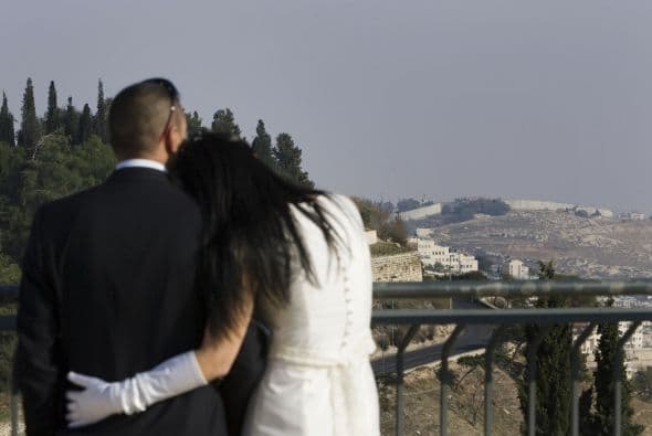 Son cosas que pueden pasar en la sesión fotográfica es por esto que debes estar dispuesta a olvidarte de tu bello vestido de novia.