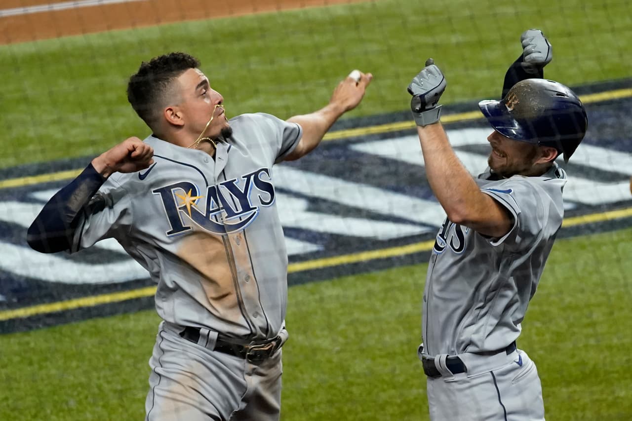 Blake Snell permitió dos carreras pero lanzó nueve ponches en la victoria 6-4 de los Tampa Bay Rays sobre Los Angeles Dodgers.