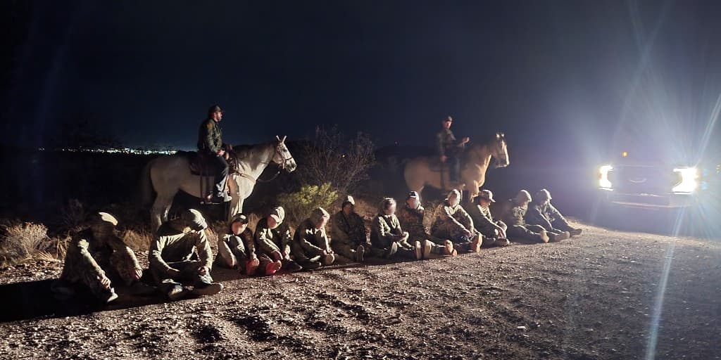 Los migrantes activaron la tecnología fronteriza en una zona rural cerca de Naco, Arizona En una hora, la Unidad de Patrulla de Caballos (HPU) detuvo a 12 ciudadanos mexicanos.