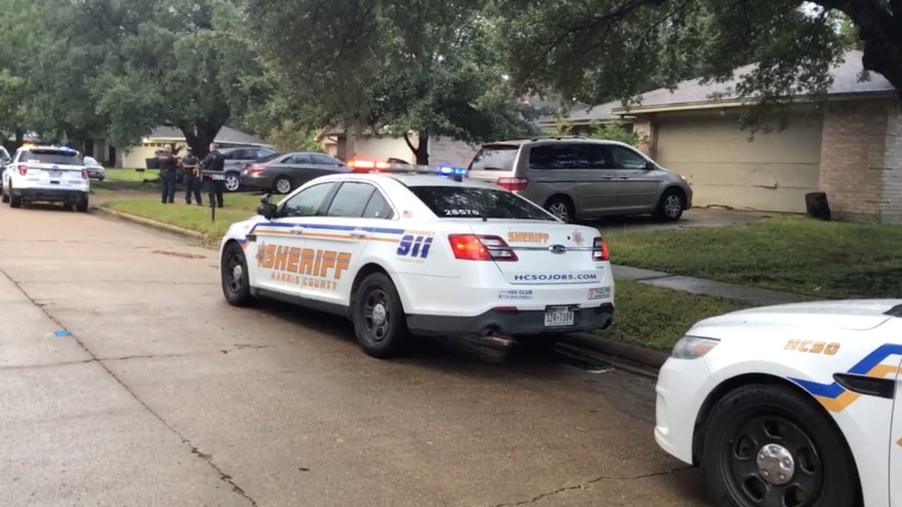 Al momento del apuñalamiento los padres de los jóvenes se encontraban en su recámara durmiendo, despertaron y se les escuchó gritar, según los registros judiciales.