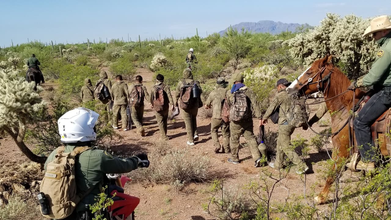 En un mundo con tecnología moderna, la rotulación sigue siendo una de las herramientas más eficaces a disposición de los agentes, señaló el jefe interino del sector Tucson, 
<a href="https://twitter.com/USBPChiefTCA/status/1429180513764450305" target="_blank">John Modlin en un tuit</a>. "En un esfuerzo coordinado entre la unidad de patrulla a caballos y de motocicletas en Casa Grande se logró la detención de un grupo de once migrantes aproximadamente a 30 millas al norte de la frontera".
