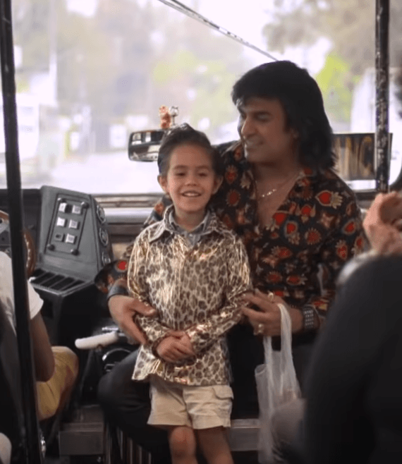 Mateo no imaginaba que su paseo sería a bordo de un microbús (camión). El capitancito aprendió a saludar, a ofrecer un show en un auto en movimiento y a cobrar...