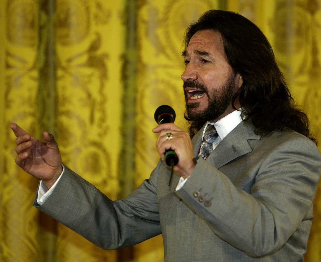 Tras la disolución de la agrupación, Solís lanzó su primer disco en solitario al que denominó "En pleno vuelo", con el que logró vender medio millón de copias en menos de una semana.