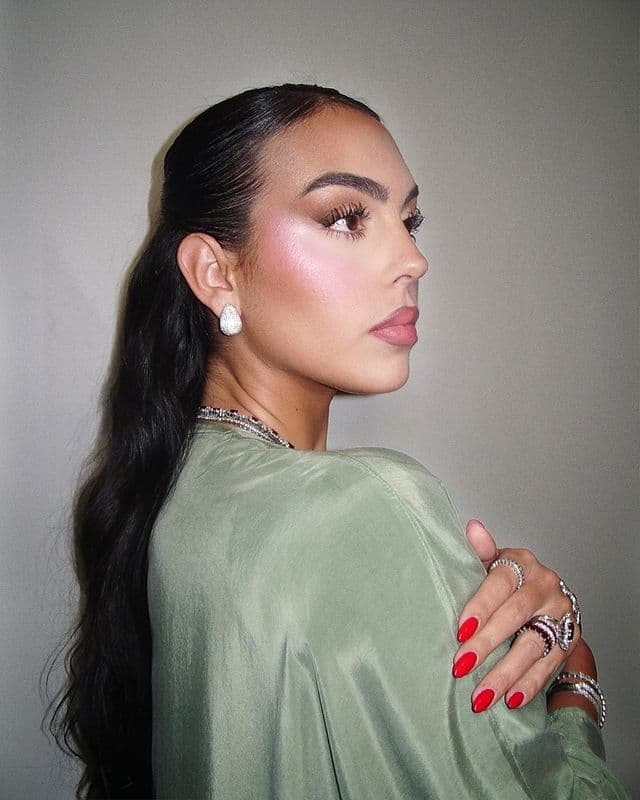 Ella también portaba su anillo de compromiso de diamantes Cartier, el cual Cristiano le dio en 2020 y cuyo precio es de 734,553 dólares.
<br>