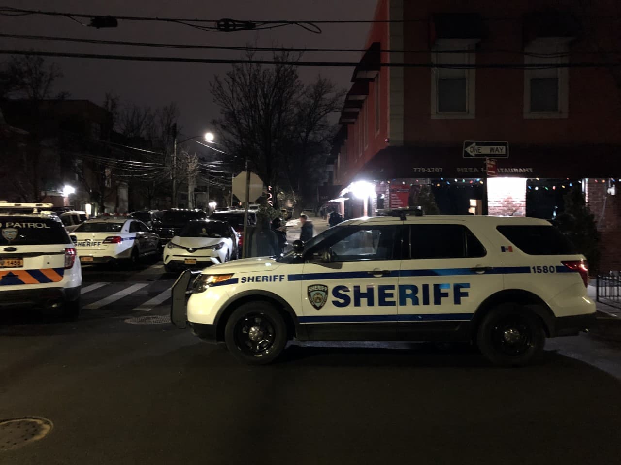 Esa misma noche, agentes de la oficina del alguacil clausuraron un bar clandestino ubicado sobre la calle Harrison en TriBeCa.