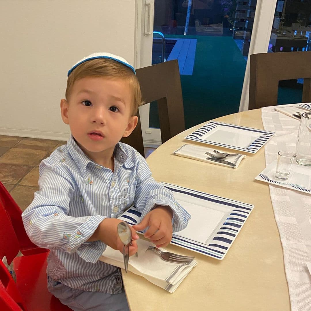 Liam es un niño bien portado y con mucha energía. Él sigue las tradiciones familiares y aquí lo vemos celebrando la Pascua judía.