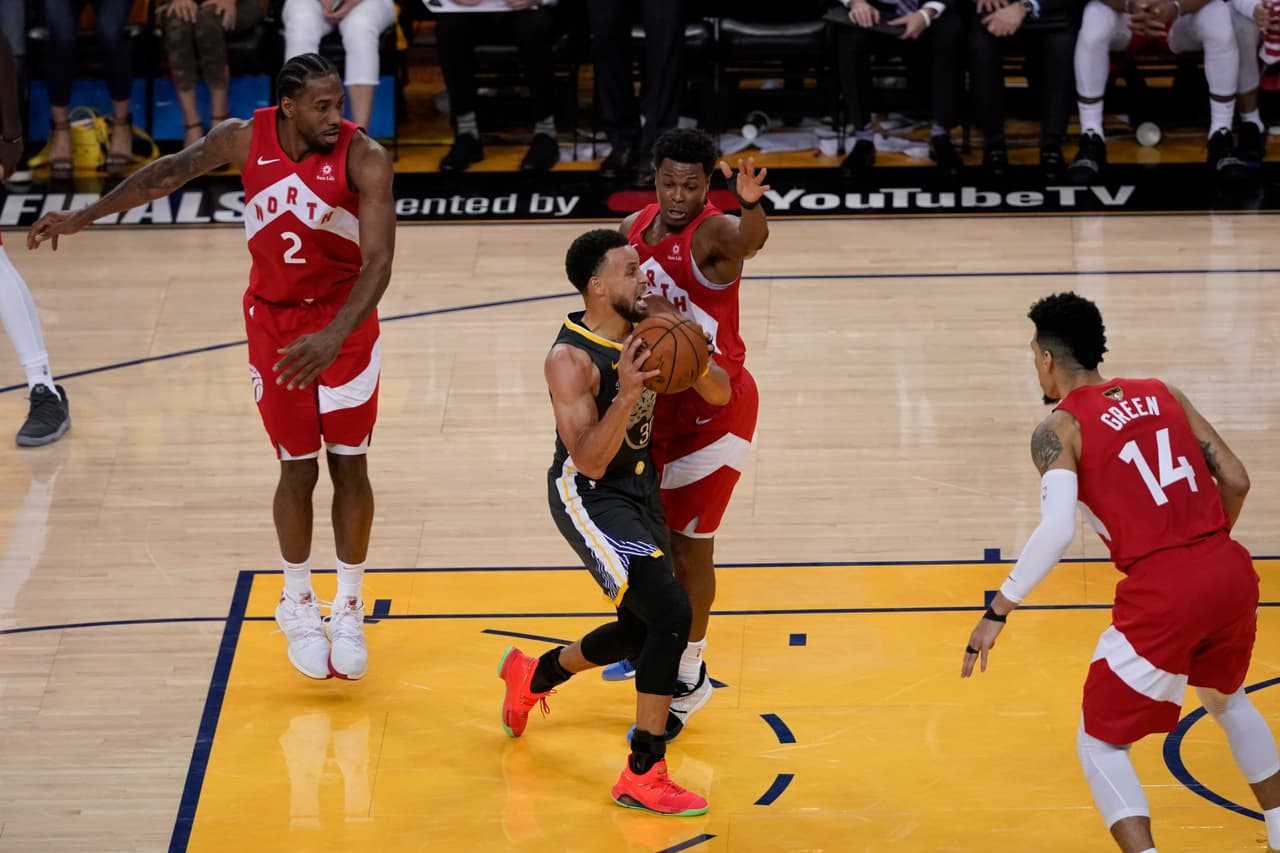 Aunque fue un cuarto discreto para Stephen Curry, fcon seis puntos, el astro de los Warriors desquició con sus habilidades para manejar el balón y crear estragos desde otras aristas del juego.