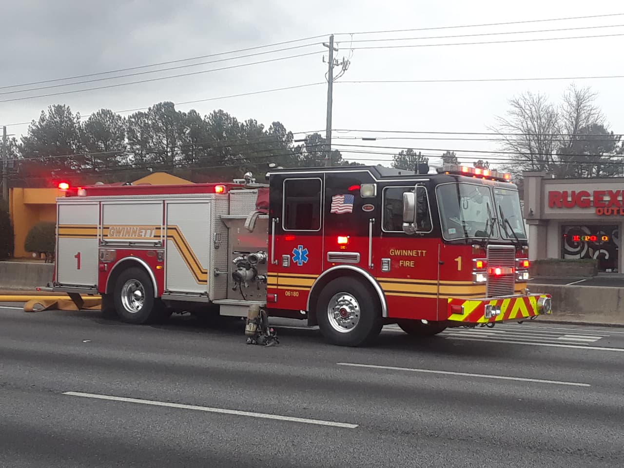 Sólo por parte del condado de Gwinnett se requirieron de al menos seis camiones de bomberos y hasta de la intervención de un equipo especial para manejo de sustancias peligrosas.