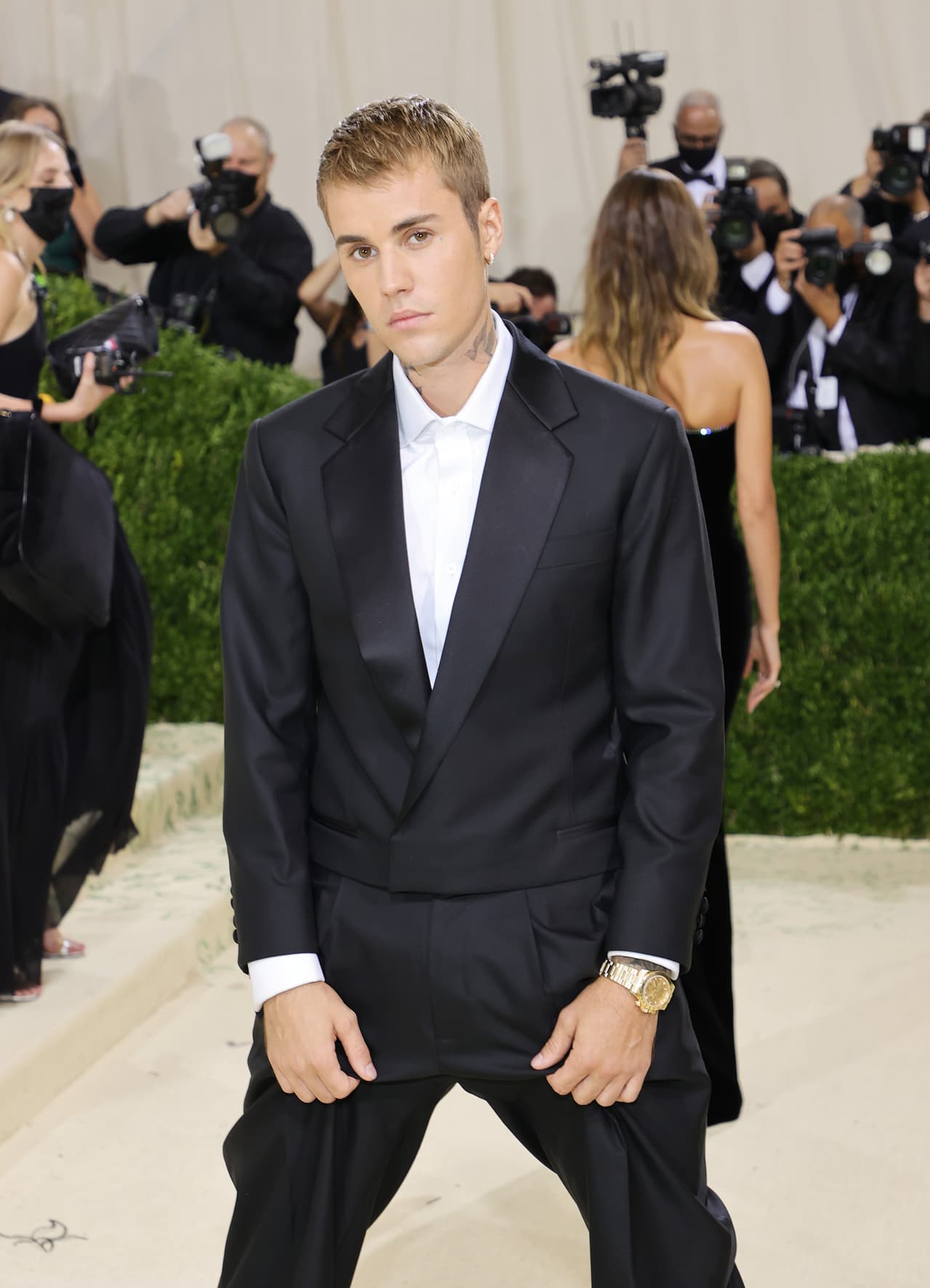 Justin Bieber posó en la alfombra separado de su esposa Hailey, pero ambos vistieron de negro. Él lució un traje de la firma Drew House y ella un vestido firmado por Saint Laurent.