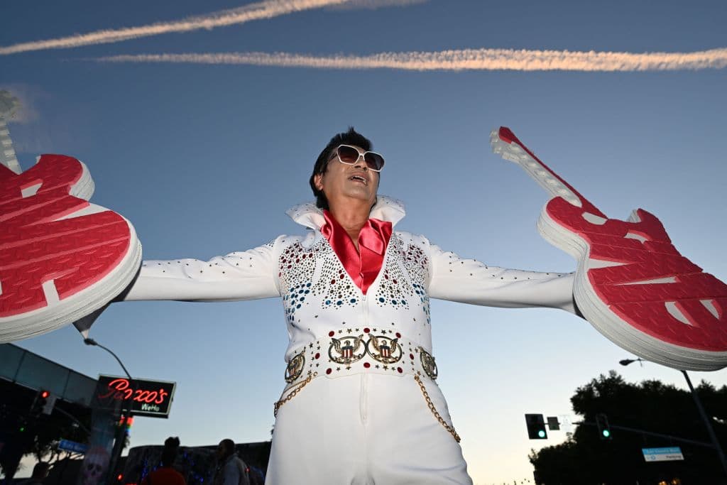 Aquí, uno de los múltiples 'Elvis Presley' que se dieron cita en el carnaval de Halloween de West Hollywood, uno de los más famosos y concurridos en Estados Unidos. El evento comenzó oficialmente a las 6:00 de la tarde, en un tramo del boulevard Santa Mónica, entre Doheny Drive y el boulevard La Ciénega.