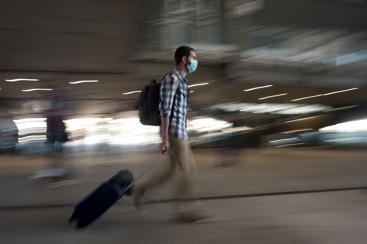 Las 
<a href="https://www.cdc.gov/coronavirus/2019-ncov/travelers/how-level-is-determined.html" target="_blank">recomendaciones de los CDC </a>se dividen en cuatro categorías. 
<ul>
 <li dir="ltr" aria-level="1" style="list-style-type: disc; font-size: 15pt; font-family: Georgia; color: rgb(0, 0, 0); background-color: transparent; font-weight: 400; font-style: normal; font-variant-ligatures: normal; font-variant-caps: normal; font-variant-east-asian: normal; font-variant-position: normal; text-decoration: none; vertical-align: baseline; white-space: pre;"><b>4 (cuatro):</b> El nivel más alto. Evite viajar a este destino. Han registrado más de 500 casos por 100,000 habitantes en los últimos 28 días. </li>
 <li dir="ltr" aria-level="1" style="list-style-type: disc; font-size: 15pt; font-family: Georgia; color: rgb(0, 0, 0); background-color: transparent; font-weight: 400; font-style: normal; font-variant-ligatures: normal; font-variant-caps: normal; font-variant-east-asian: normal; font-variant-position: normal; text-decoration: none; vertical-align: baseline; white-space: pre;"><b>3 (tres): </b>Reconsidere viajar, solo lo haga si se trata de una actividad esencial y, si lo hace, vacúnese antes de hacerlo. Han reportado entre 100-500 casos en los últimos 28 días.</li>
 <li dir="ltr" aria-level="1" style="list-style-type: disc; font-size: 15pt; font-family: Georgia; color: rgb(0, 0, 0); background-color: transparent; font-weight: 400; font-style: normal; font-variant-ligatures: normal; font-variant-caps: normal; font-variant-east-asian: normal; font-variant-position: normal; text-decoration: none; vertical-align: baseline; white-space: pre;"><b>2 (dos):</b> Las personas no vacunadas deben evitar el viaje y, de hacerlo, consultar preferentemente con un especialista antes. Han registrado entre 50 y 99 casos en los últimos 28 días.</li>
 <li dir="ltr" aria-level="1" style="list-style-type: disc; font-size: 15pt; font-family: Georgia; color: rgb(0, 0, 0); background-color: transparent; font-weight: 400; font-style: normal; font-variant-ligatures: normal; font-variant-caps: normal; font-variant-east-asian: normal; font-variant-position: normal; text-decoration: none; vertical-align: baseline; white-space: pre;"><b>1 (uno):</b> El nivel más bajo, la recomendación consiste en vacunarse antes de viajar. Han tenido menos de 50 casos en los últimos 28 días.</li>
</ul>