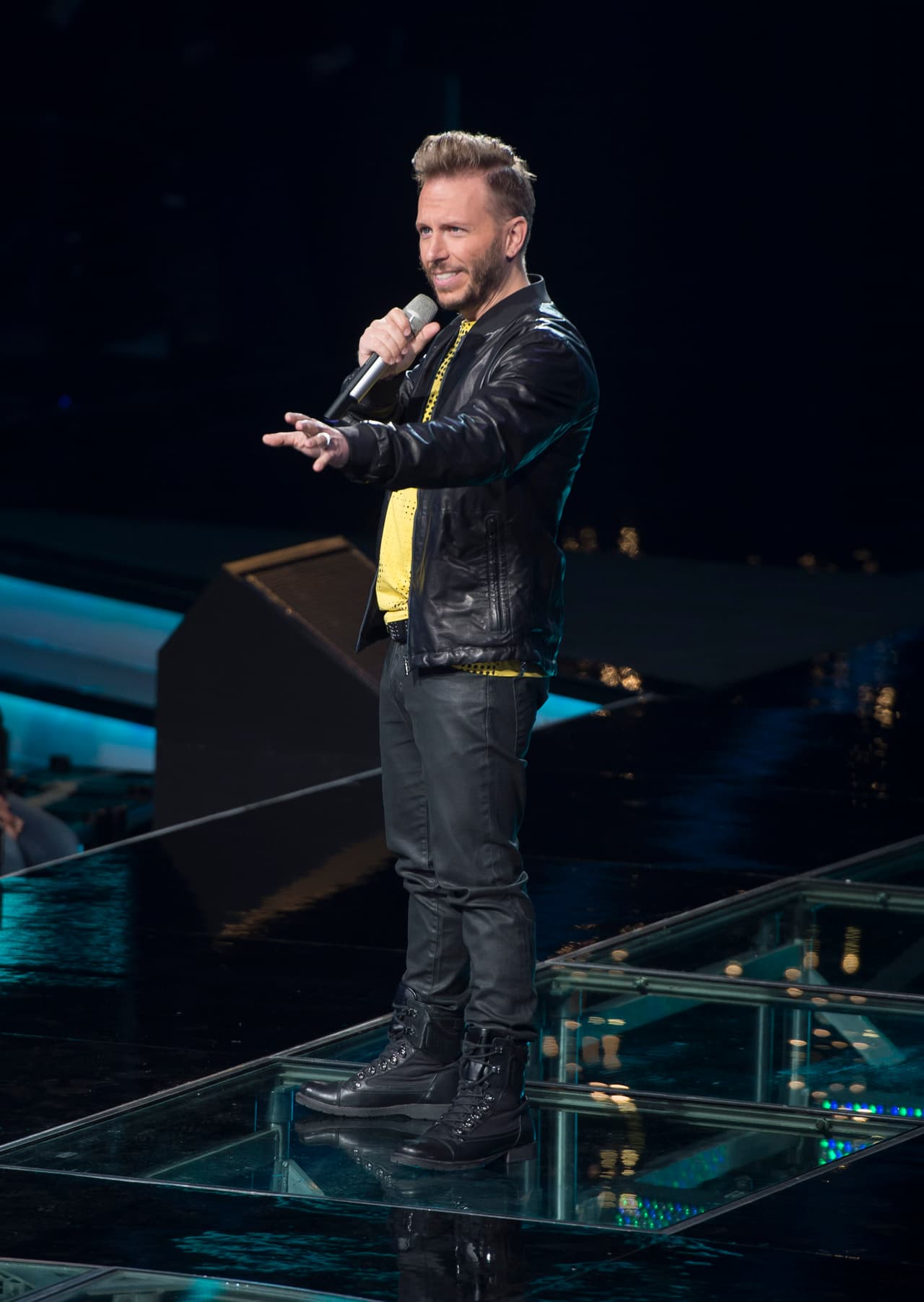 Noel enfurecido y casi con la intención de ir a su lugar le respondió: “No me importa tu opinión, no estoy de acuerdo contigo. No fui grosero con Franco, contigo sí lo voy a ser", sino es porque Galilea Montijo lo detiene no sabemos qué hubiera pasado.