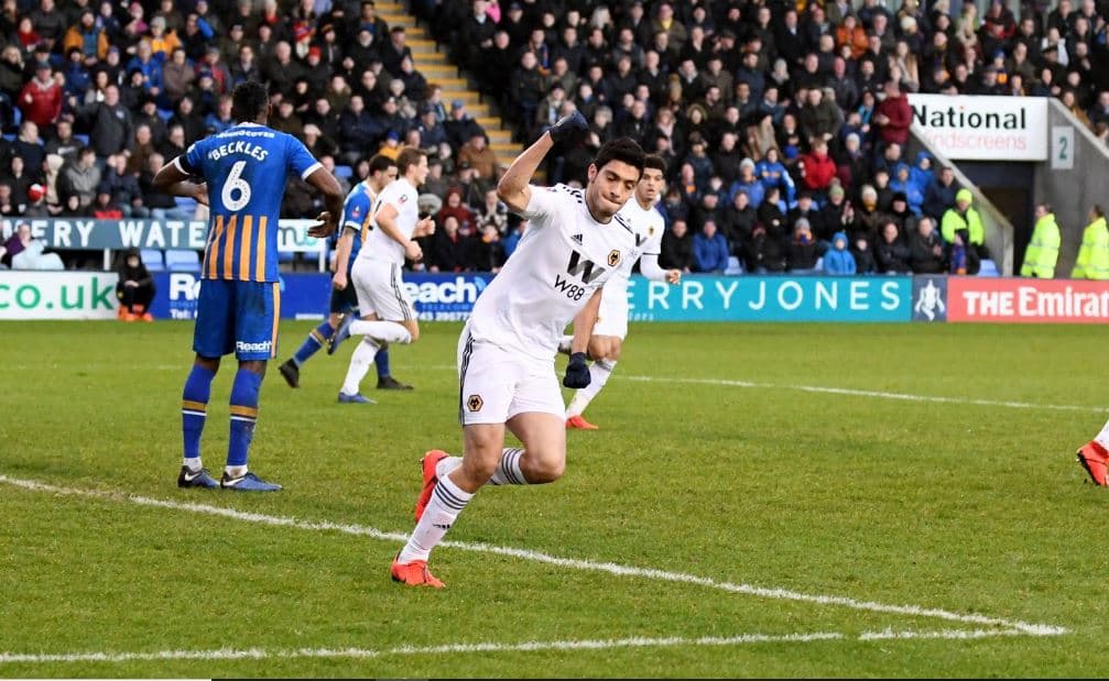 Raúl Jiménez: aunque no fue titular, el delantero fue vital para el Wolverhampton en este empate por 2-2 en casa del Shrewsbury Town por la F.A. Cup que forzó la revancha con un gol.