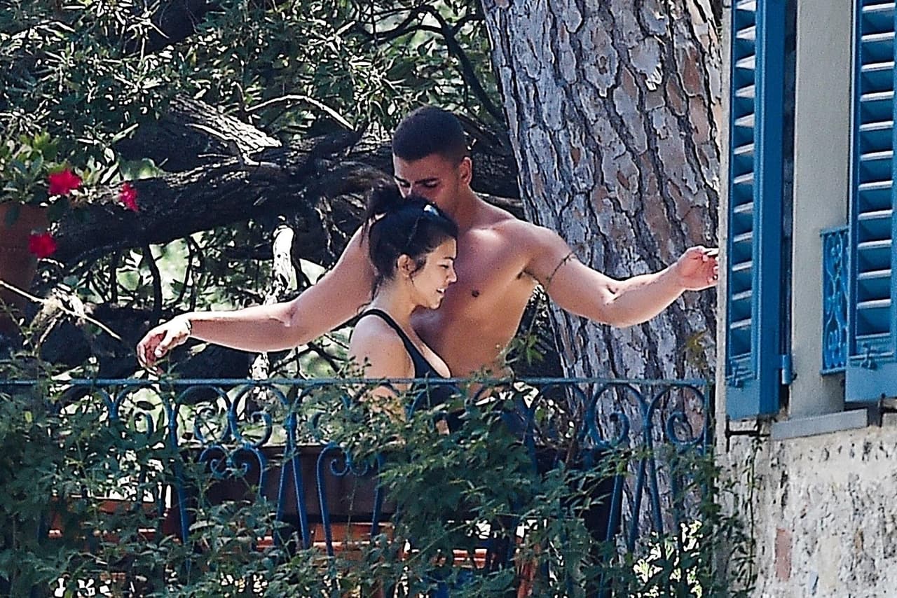 De acuerdo con información de E!, la pareja lleva ya dos semanas de vacaciones en Europa.