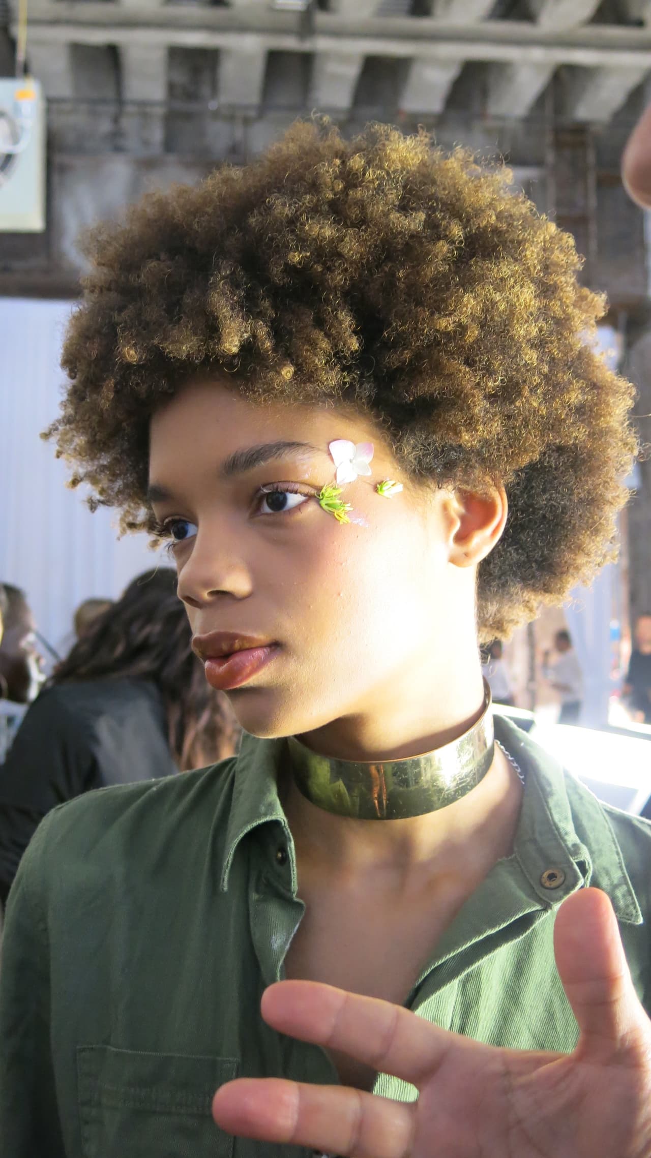 Las flores no van completas, solo van unos fragmentos sobre la piel, en las mejillas y otras en el cuello.
<br>