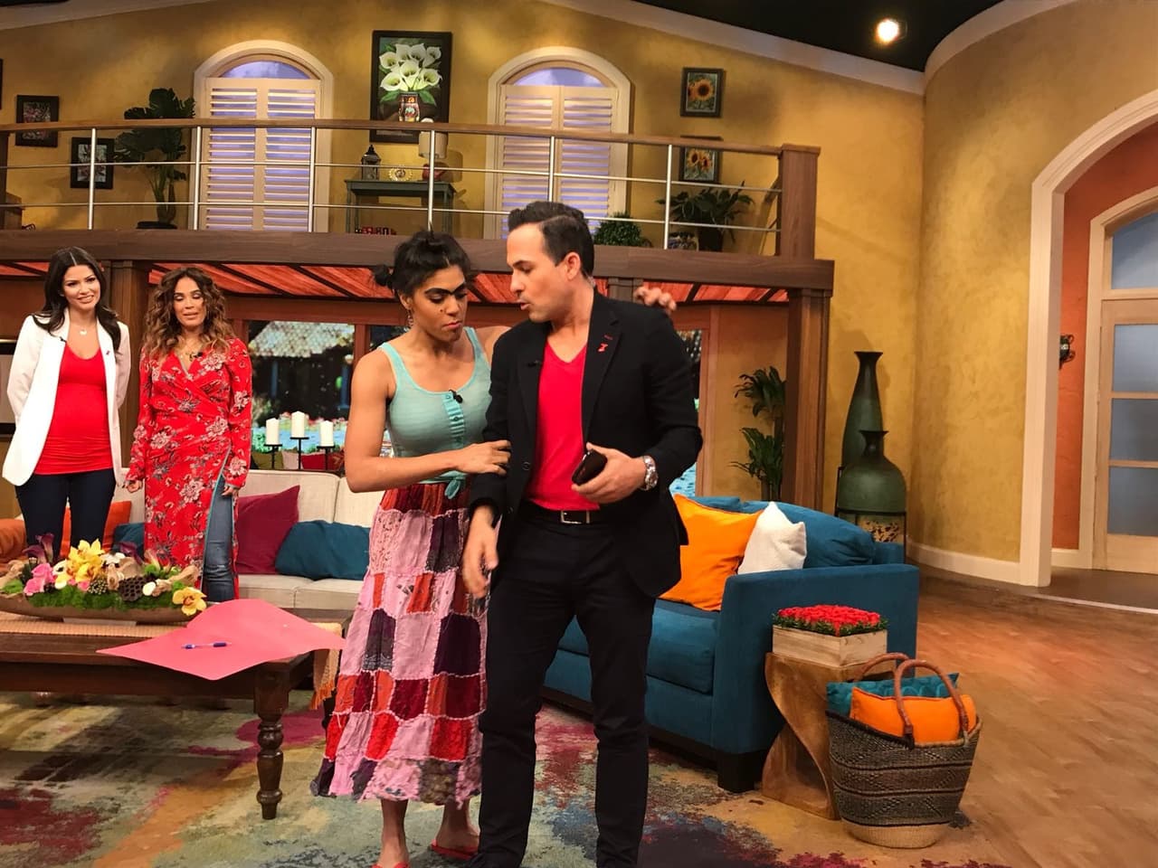 Mela verificó si Carlitos es una buena opción, ellos harían una linda pareja.