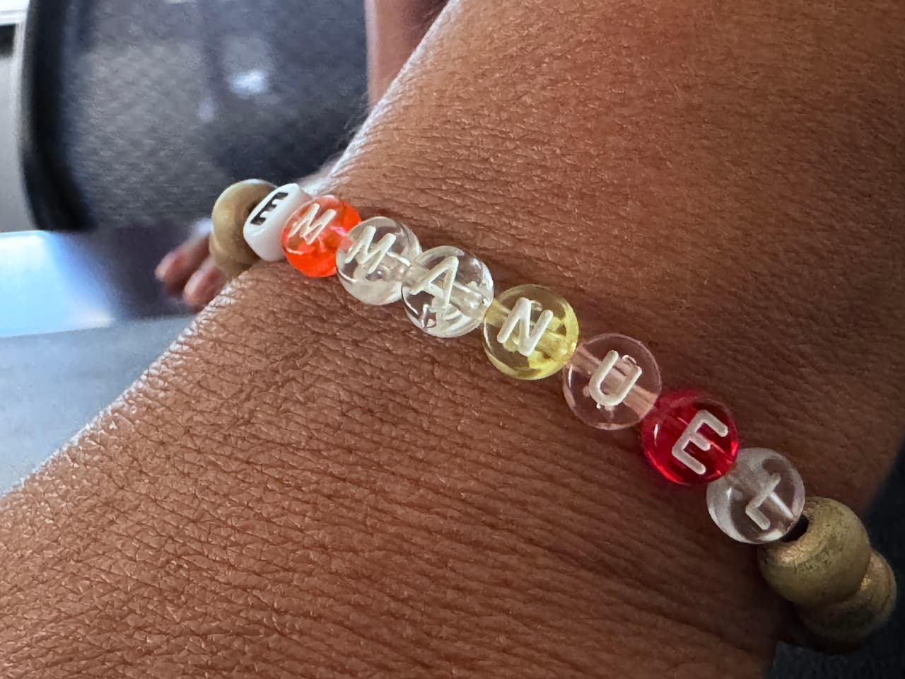 Emmanuel, cuenta su madre, le hizo y regaló una pulsera con su nombre.
