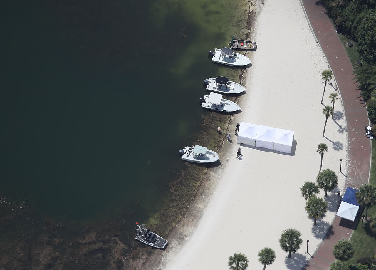 La familia, procedente del estado de Nebraska, estaba de vacaciones en la zona y había llegado el domingo. El padre fue atendido por heridas leves.