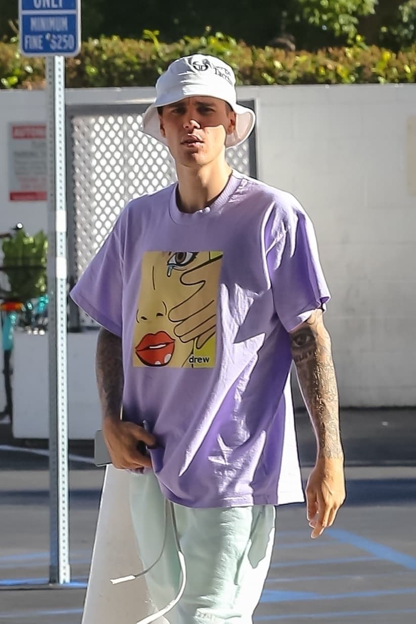 El medio estadounidense informó que la chamarra fue diseñada por Hedi Slimane, quien también le hizo una a Bieber con la leyenda 
<b><a href="https://www.univision.com/famosos/boda-religiosa-entre-justin-y-hailey-bieber-va-en-serio-enviaran-invitaciones-la-proxima-semana-fotos" target="_blank">'marido'.</a></b>