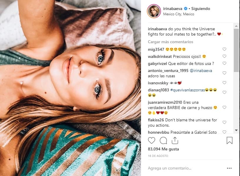 Las frases que escribe la actriz de 25 años en español e inglés infieren que se encuentra enamorada: "¿Crees que el universo lucha para que las almas gemelas estén juntas?".