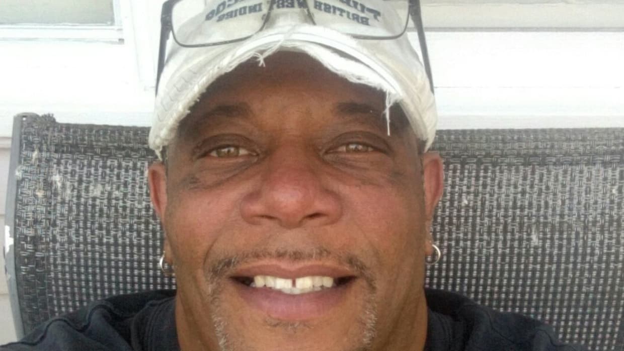 Dan Bookhard regresaba del aeropuerto cuando vio al anciano caminar por la calle.