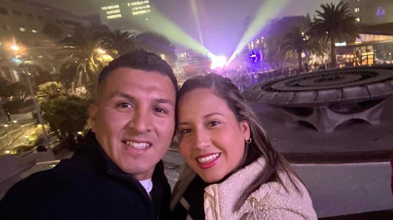 Decía que ICE había detenido a su esposa, pero la policía lo acusa de asesinarla con un cuchillo