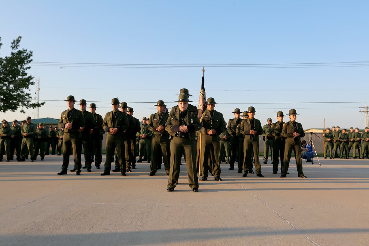 <b>Saludo matutino. </b>Una vez a la semana toda la Academia se alista a primera hora y el jefe del centro saluda a los estudiantes. En los días de graduación, las familias están presentes y tienen un minuto para tomarse fotos con ellos.