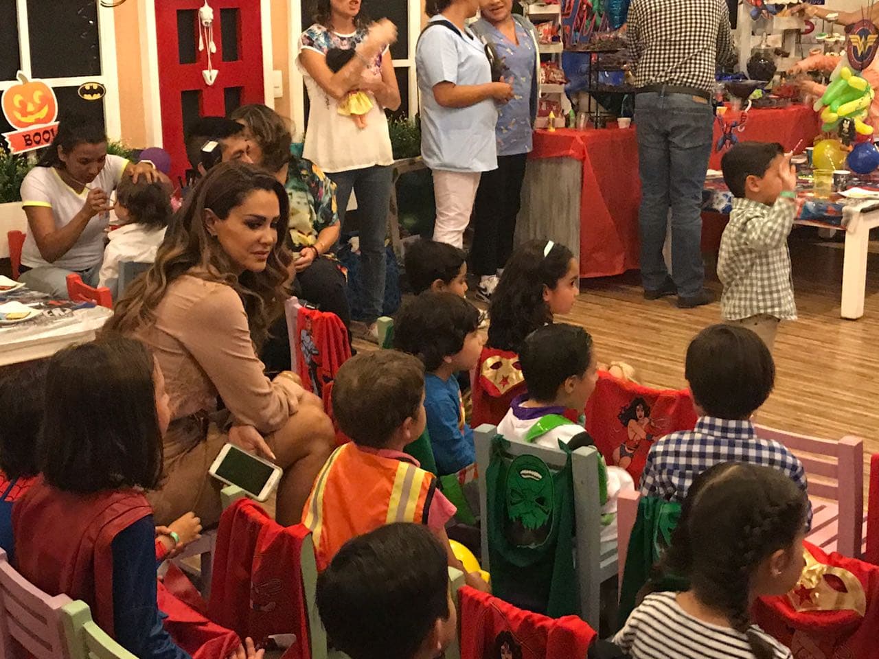 El 'Bombón asesino' estuvo sentada con los pequeños amigos de su hijo Emmanuel.