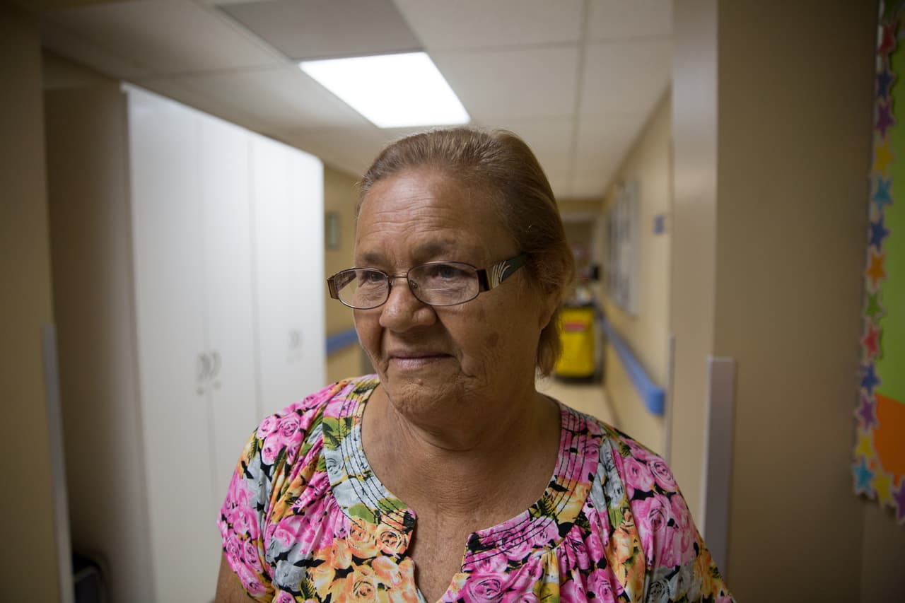 Emelina Torres, de 70 años, tuvo problemas para asistir a dializarse luego del paso de María por Puerto Rico. Las calles cercanas a su casa en Aguadillas estaban bloqueadas por los árboles. Este martes volvió pero asegura que siente fatiga por la falta de su tratamiento.
