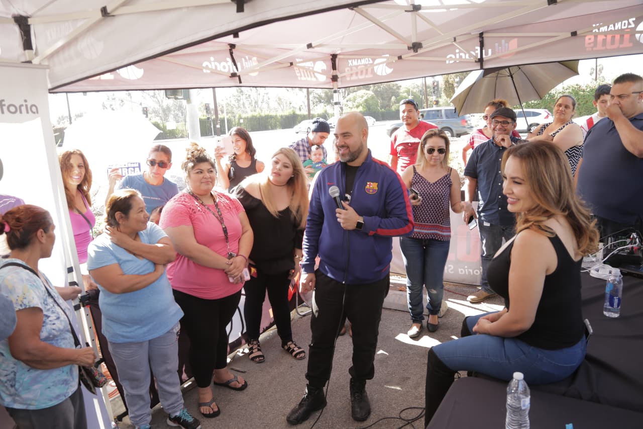 'El Bueno, La Mala y El Feo' entregando boletos en la ciudad de Carson.