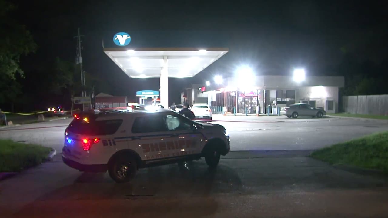 Autoridades de 
<b><a href="https://www.univision.com/temas/houston">Houston</a></b> investigan el reporte de un sospechoso que espía a una niña por la ventana de su casa, sus padres salen armados y el hombre rescibe un balazo.