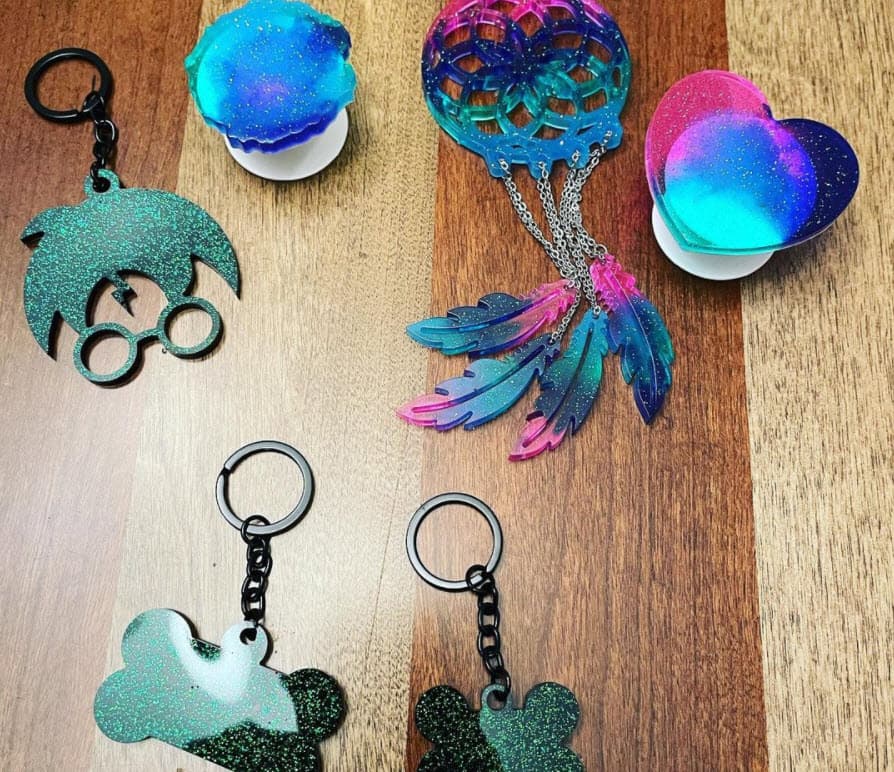 Ahí muestra parte del trabajo que realiza en piezas como llaveros, sujetadores de copas de vino, joyería, entre otros objetos a los que también dedica su tiempo. 
<br>